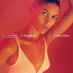 Petra Lajuan con sujetador blanco deportivo de Calvin Klein para la colección primavera/verano 2016