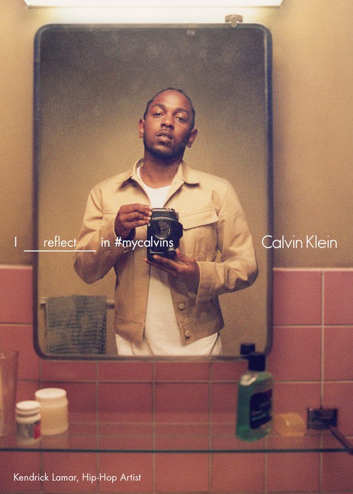 Kendrick Lamar con chaqueta beige de Calvin Klein para la colección primavera/verano 2016
