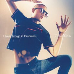 Sung Jin Park con camiseta negra con reflejos rojos de Calvin Klein para la colección primavera/verano 2016
