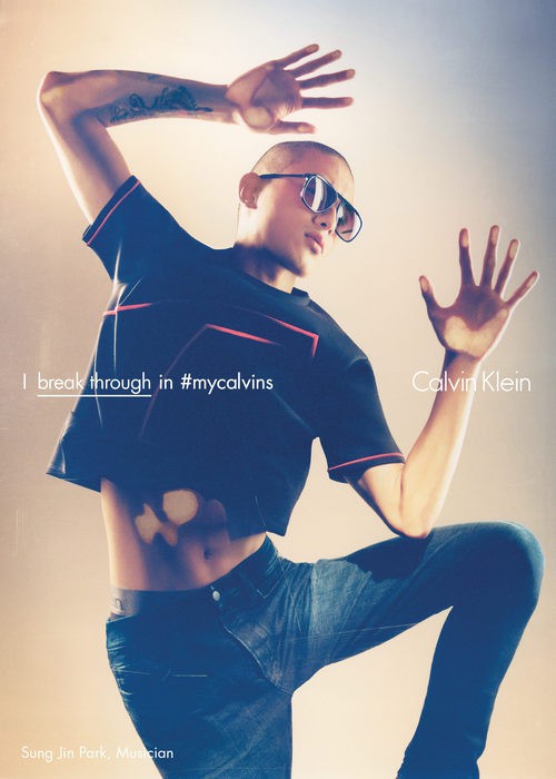Sung Jin Park con camiseta negra con reflejos rojos de Calvin Klein para la colección primavera/verano 2016