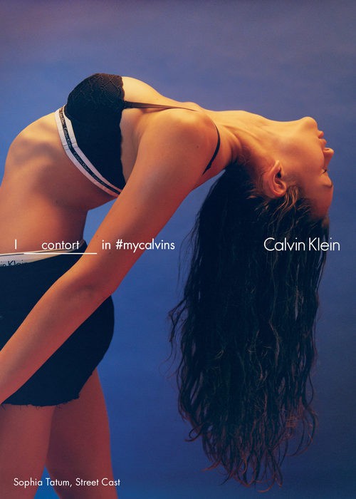 Sophia Tatum con conjunto lencero deportivo negro de encaje de Calvin Klein para la colección primavera/verano 2016
