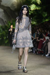 Vestido midi gris con encaje Chantilly de Elie Saab en la Semana de Alta Costura de París primavera/verano 2016