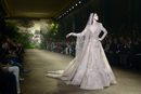 Vestido champagne con cola y velo de encaje Chantilly de Elie Saab en la Semana de Alta Costura de París primavera/verano 2016