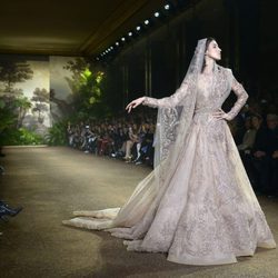Vestido champagne con cola y velo de encaje Chantilly de Elie Saab en la Semana de Alta Costura de París primavera/verano 2016