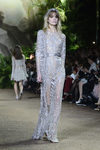 Vestido recto plateado con motivos geométricos de encaje Chantilly de Elie Saab en la Semana de Alta Costura de París primavera/verano 2016