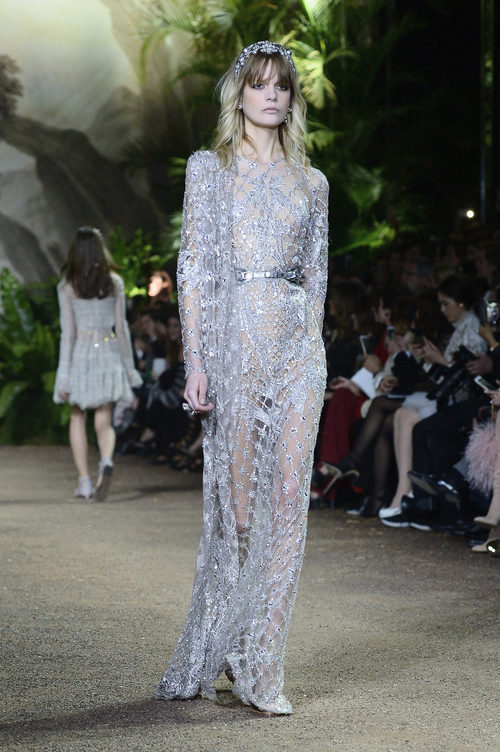 Vestido recto plateado con motivos geométricos de encaje Chantilly de Elie Saab en la Semana de Alta Costura de París primavera/verano 2016