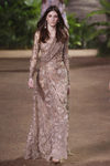 Vestido nude con cuerpo cruzado de encaje Chantilly de Elie Saab en la Semana de Alta Costura de París primavera/verano 2016
