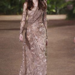 Vestido nude con cuerpo cruzado de encaje Chantilly de Elie Saab en la Semana de Alta Costura de París primavera/verano 2016