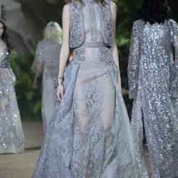 Vestido gris con chaleco en encaje Chantilly de Elie Saab en la Semana de Alta Costura de París primavera/verano 2016
