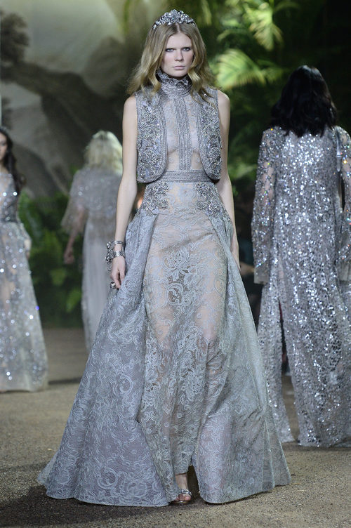 Vestido gris con chaleco en encaje Chantilly de Elie Saab en la Semana de Alta Costura de París primavera/verano 2016