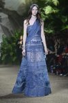 Vestido azul oscuro con banda cruzada de encaje Chantilly de Elie Saab en la Semana de Alta Costura de París primavera/verano 2016