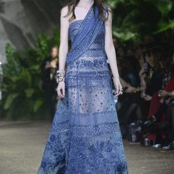 Vestido azul oscuro con banda cruzada de encaje Chantilly de Elie Saab en la Semana de Alta Costura de París primavera/verano 2016