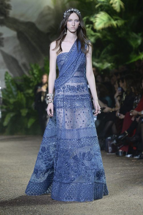 Vestido azul oscuro con banda cruzada de encaje Chantilly de Elie Saab en la Semana de Alta Costura de París primavera/verano 2016