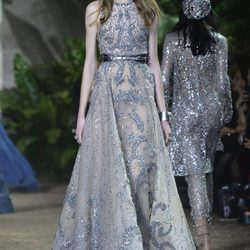 Vestido plateado corte princesa con cinturón plateado de encaje Chantilly de Elie Saab en la Semana de Alta Costura de París primavera/verano 2016