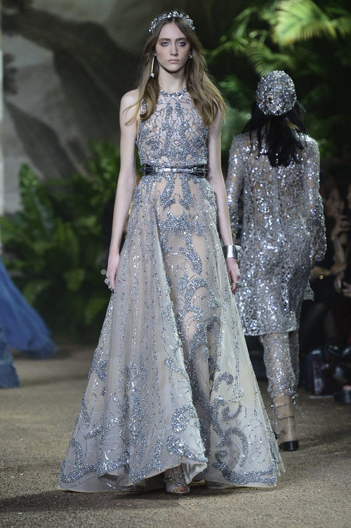Vestido plateado corte princesa con cinturón plateado de encaje Chantilly de Elie Saab en la Semana de Alta Costura de París primavera/verano 2016