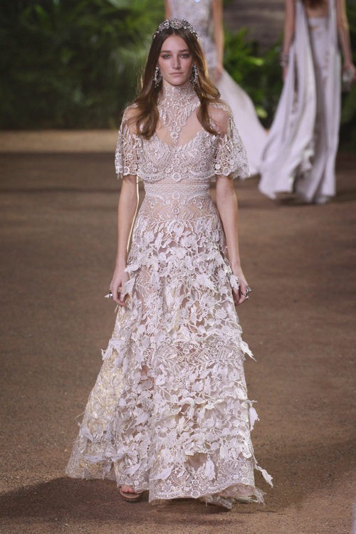 Vestido nude con mangas caídas y motivos vegetales bordados de encaje Chantilly de Elie Saab en la Semana de Alta Costura de París primavera/verano 2016