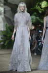 Vestido gris con flecos y encaje Chantilly de Elie Saab en la Semana de Alta Costura de París primavera/verano 2016
