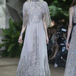 Vestido gris con flecos y encaje Chantilly de Elie Saab en la Semana de Alta Costura de París primavera/verano 2016