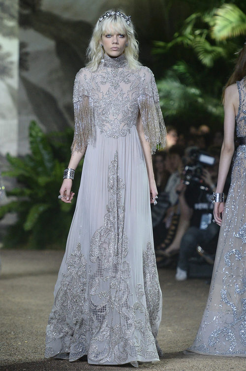 Vestido gris con flecos y encaje Chantilly de Elie Saab en la Semana de Alta Costura de París primavera/verano 2016
