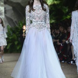 Vestido azul serenity con falda de tul y cuerpo en encaje Chantilly de Elie Saab en la Semana de Alta Costura de París primavera/verano 2016