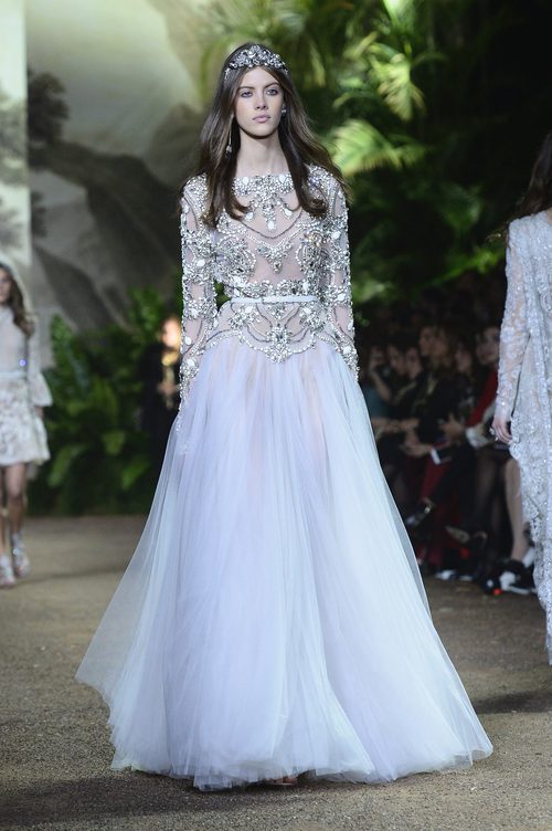 Vestido azul serenity con falda de tul y cuerpo en encaje Chantilly de Elie Saab en la Semana de Alta Costura de París primavera/verano 2016