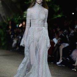 Vestido gris con mangas de campanas y superposición de capas de Elie Saab en la Semana de Alta Costura de París primavera/verano 2016