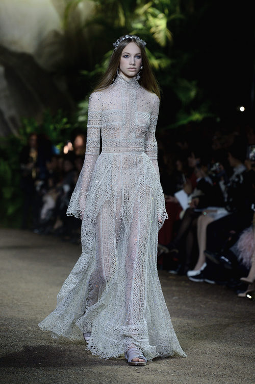 Vestido gris con mangas de campanas y superposición de capas de Elie Saab en la Semana de Alta Costura de París primavera/verano 2016