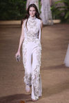 Mono blanco con motivos vegetales de Elie Saab en la Semana de Alta Costura de París primavera/verano 2016