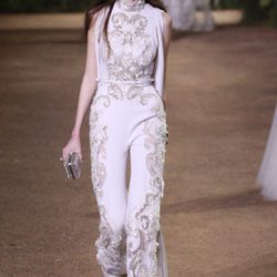 Mono blanco con motivos vegetales de Elie Saab en la Semana de Alta Costura de París primavera/verano 2016