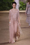 Vestido recto nude con flecos de Elie Saab en la Semana de Alta Costura de París primavera/verano 2016