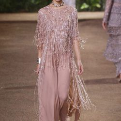 Vestido recto nude con flecos de Elie Saab en la Semana de Alta Costura de París primavera/verano 2016