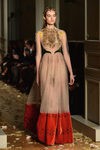 Vestido con transparencias y terciopelo rojo de Valentino en la Semana de la Alta Costura de París primavera/verano 2016
