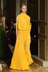 Vestido amarillo plisado de Valentino en la Semana de la Alta Costura de París primavera/verano 2016
