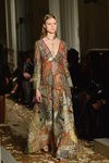 Vestido con superposición de tejidos y estampados de Valentino en la Semana de la Alta Costura de París primavera/verano 2016