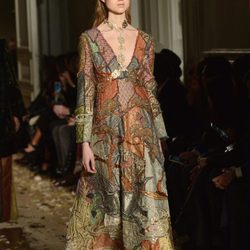 Vestido  con superposición de tejidos y estampados  de Valentino en la Semana de la Alta Costura de París primavera/verano 2016