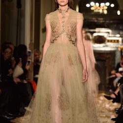 Vestido de tul nude con motivos vegetales y accesorios dorados de Valentino en la Semana de la Alta Costura de París primavera/verano 2016