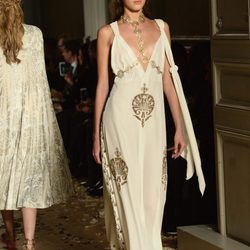 Vestido blanco de tirantes y escotado con detalles dorados de Valentino en la Semana de la Alta Costura de París primavera/verano 2016