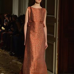 Vestido recto con bordados vegetales en dorado de Valentino en la Semana de la Alta Costura de París primavera/verano 2016