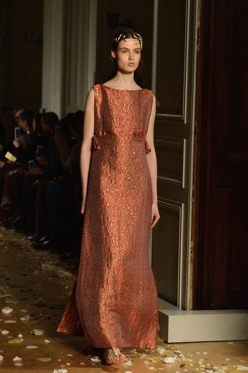 Vestido recto con bordados vegetales en dorado de Valentino en la Semana de la Alta Costura de París primavera/verano 2016