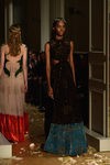Vestido negro con aberturas en la cintura y de terciopelo turquesa de Valentino en la Semana de la Alta Costura de París primavera/verano 2016
