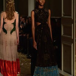 Vestido negro con aberturas en la cintura y de terciopelo turquesa de Valentino en la Semana de la Alta Costura de París primavera/verano 2016