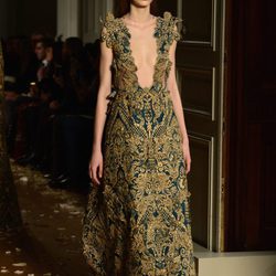 Vestido verde con tirantes vegetales dorados engarzados de Valentino en la Semana de la Alta Costura de París primavera/verano 2016
