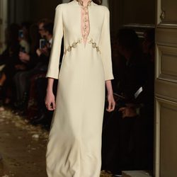 Vestido blanco liso con abertura en el pecho de Valentino en la Semana de la Alta Costura de París primavera/verano 2016