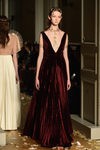 Vestido granate de terciopelo plisado de Valentino en la Semana de la Alta Costura de París primavera/verano 2016