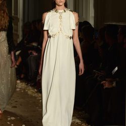 Vestido blanco con mangas abiertas y detalles dorados de Valentino en la Semana de la Alta Costura de París primavera/verano 2016