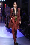 Blazer largo con tachas y pantalones de seda de Jean Paul Gaultier en la Semana de la Alta Costura de París presentando la temporada primavera/verano 2016