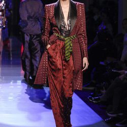 Blazer largo con tachas y pantalones de seda de Jean Paul Gaultier en la Semana de la Alta Costura de París presentando la temporada primavera/verano 2016