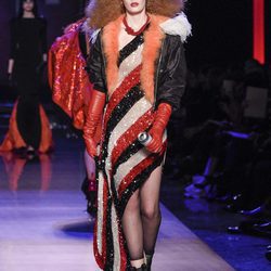 Vestido asimétrico de lentejuelas con chaqueta bomber con forro de pelo de Jean Paul Gaultier en la Semana de la Alta Costura de París presentando la tempo