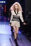 Americana de ante en crudo con fajín de Jean Paul Gaultier en la Semana de la Alta Costura de París presentando la temporada primavera/verano 2016