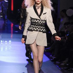 Americana de ante en crudo con fajín de Jean Paul Gaultier en la Semana de la Alta Costura de París presentando la temporada primavera/verano 2016